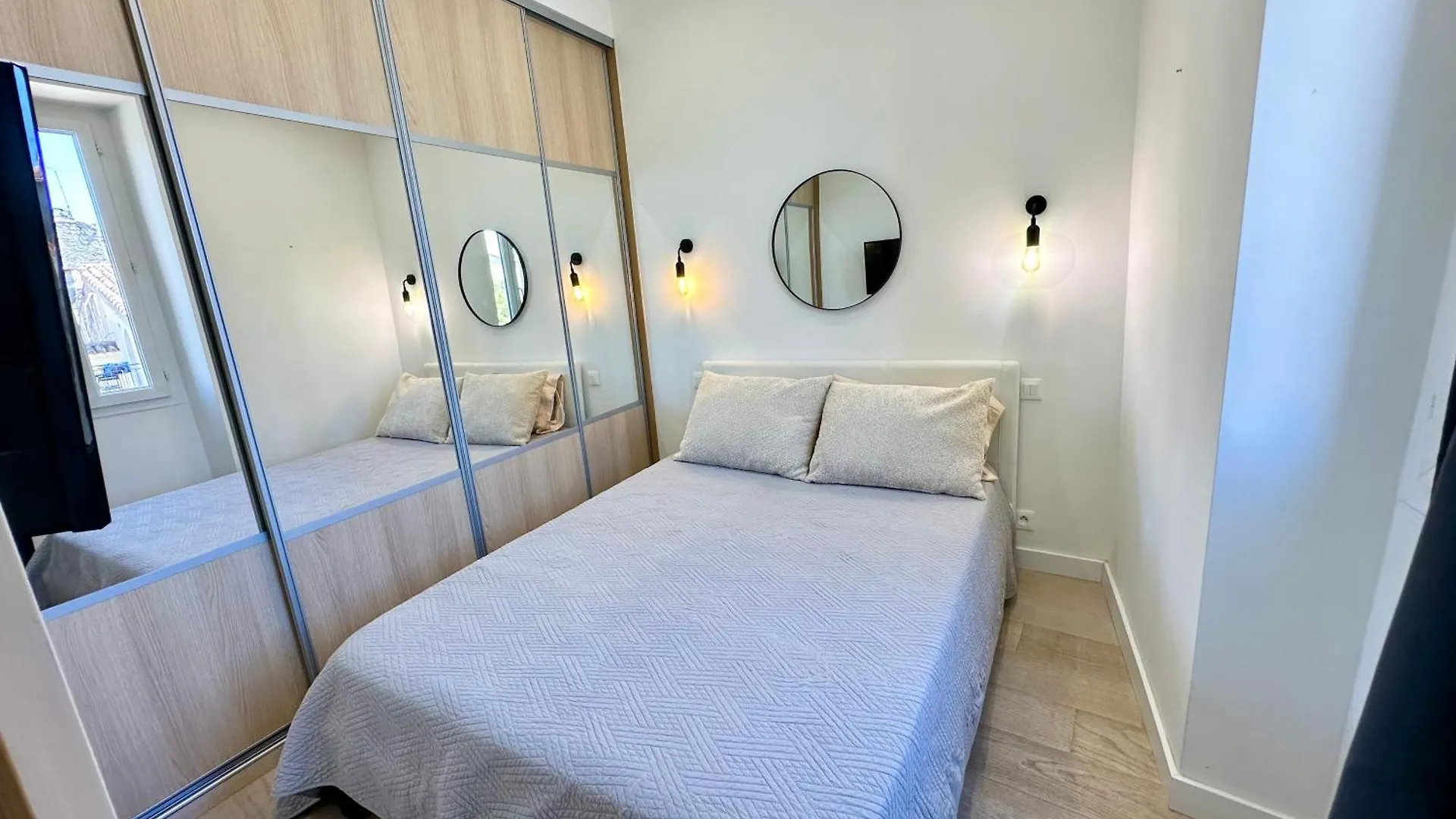 Gorgeous Brand New 2 Bedrooms Antibes 0*,  Frankrike